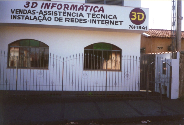 Fachada da 3D Informática nos anos 1990, com o letreiro Vendas, Assistência Técnica e Instalação de Redes