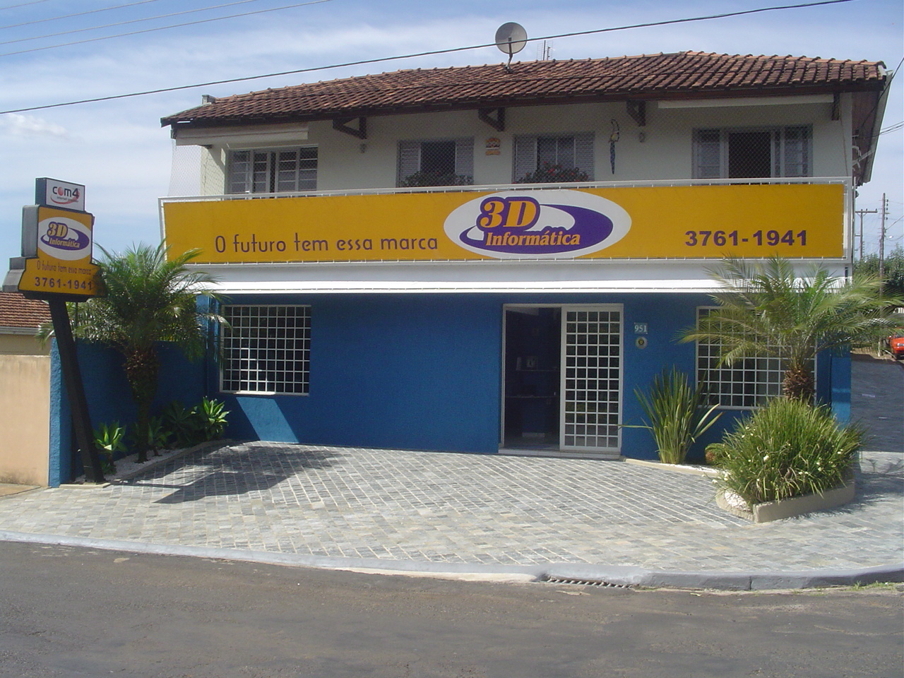 Fachada da 3D Informática no prédio próprio adquirido em 1998, na avenida principal de Batatais